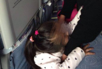 飞机即将降落 奶奶让女童机舱地板上小便