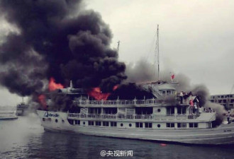 越南高级游轮烧毁沉没 数十位游客跳海逃生