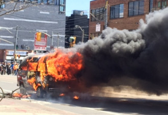 多伦多市中心街头小型公车突发大火