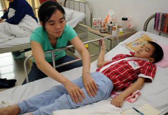 男孩送殡仪馆未死 如今能说能吃能动