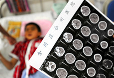 男孩送殡仪馆未死 如今能说能吃能动
