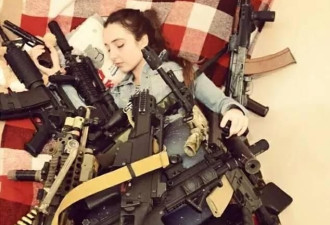 俄罗斯军迷美少女“拥枪入眠”成网红
