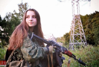 俄罗斯军迷美少女“拥枪入眠”成网红