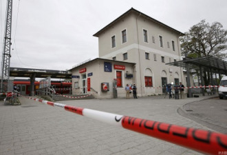 德国男子火车站刀砍4人 高喊“真主伟大”