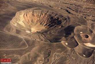 航拍：死亡谷巨型陨坑 还以为是火星