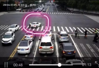 18岁留学生开宝马逆行闯红灯 拖行交警30多米