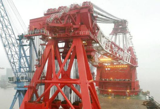 中国造世界最大起重船 将打捞世越号
