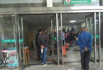 医生正做手术时 被患者家属用铁锤打后脑致死