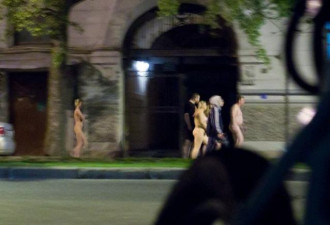 俄罗斯嫖客被抓后裸体游街 横穿五个街区