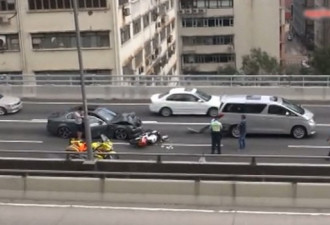 香港空姐高速路跪地 为车祸伤者擦脸
