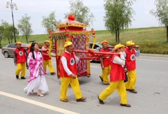 洋女婿八抬大轿娶湖北姑娘 迎亲队伍拉风