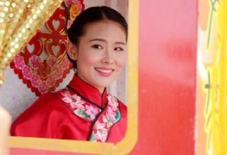 洋女婿八抬大轿娶湖北姑娘 迎亲队伍拉风