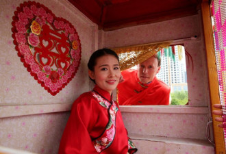 洋女婿八抬大轿娶湖北姑娘 迎亲队伍拉风