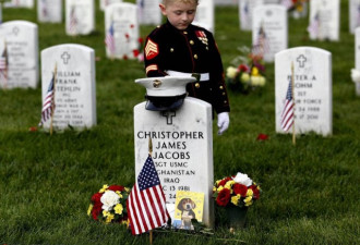 美国5岁男孩穿军装赴公墓为父亲扫墓