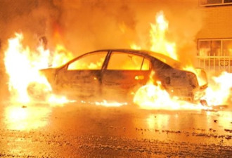 蒙特利尔市示威者烧汽车，砸警察局