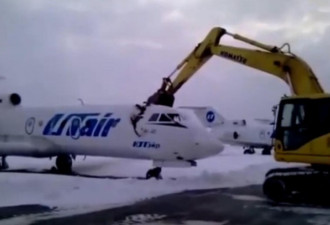 俄罗斯机场员工被炒 开挖掘机砸毁客机