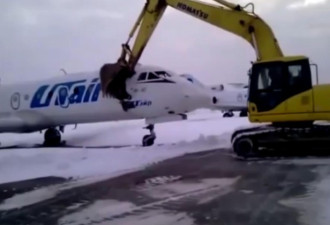 俄罗斯机场员工被炒 开挖掘机砸毁客机