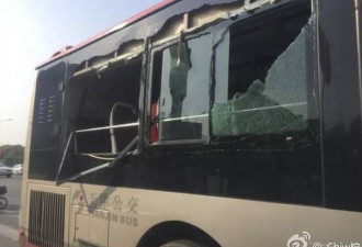 天津公交司机斗气当街互撞 乘客遭殃