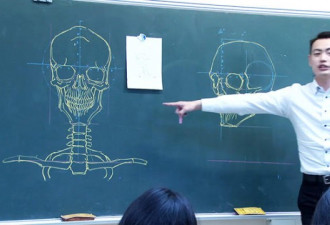 男教师板书逆天 人体骨骼图堪称完美