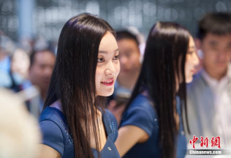 北京车展难觅车模 美女礼仪高颜值吸睛