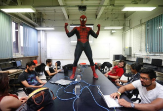 最有个性大学教师 每天当“蜘蛛侠”去讲课