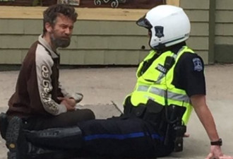 坐地上和乞丐聊天 加拿大警官又红了