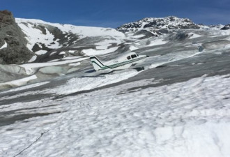 加81岁老人驾驶飞机在冰川上成功迫降