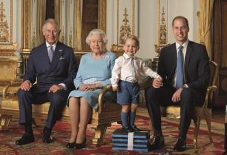 英国女王曝全家福 “臭脸”小王子终于笑了