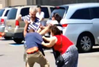 Costco 外因争抢车位爆发群殴 有视频为证