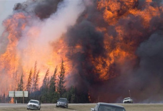 麦克默里堡山火肆虐进入萨斯喀彻温省
