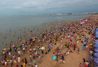 组图：海南海口万人海滩“洗龙水” 场面壮观