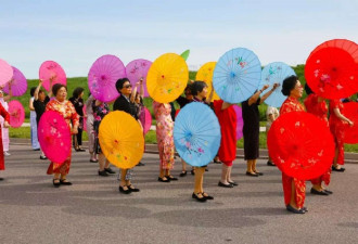 密市同乐老人联谊会参加蜂蜜面包节游行