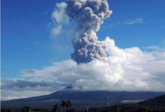 菲律宾布卢桑火山喷发 火山灰升起约2000米
