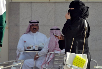 阿联酋女子偷看丈夫手机 被罚款驱逐
