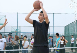 吴亦凡南京体育学院打篮球 跃起投篮引尖叫