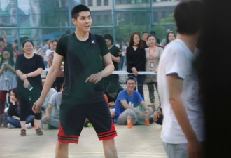 吴亦凡南京体育学院打篮球 跃起投篮引尖叫