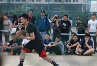 吴亦凡南京体育学院打篮球 跃起投篮引尖叫