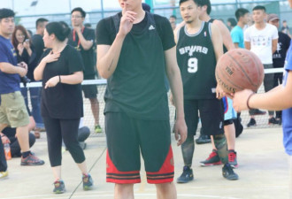 吴亦凡南京体育学院打篮球 跃起投篮引尖叫