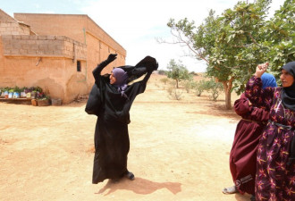 脱离IS掌控 叙利亚村庄女子脱黑袍欢呼