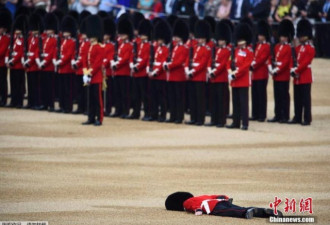 英国举行盛大阅兵式为女王庆生 士兵晕倒抬走