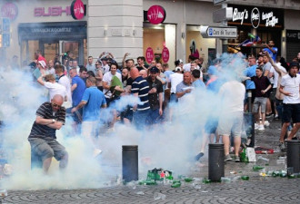 足球流氓来袭 英格兰球迷法国街头浴血奋战