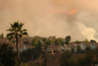加州爆发大规模山火场面震撼 5千人撤离