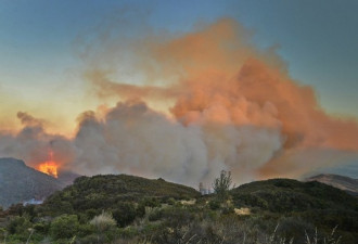 加州旅游胜地圣塔芭芭拉发生森林大火