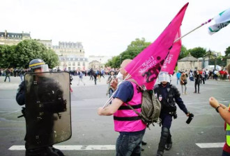 百万法国人掀起反劳动法最高潮 现暴力冲突