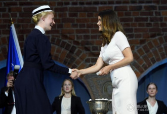 瑞典王妃穿高跟挺孕肚出席大学毕业典礼