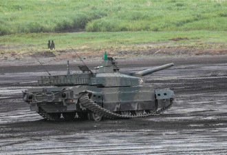日本最强10式坦克变观光车 拉观光者兜风