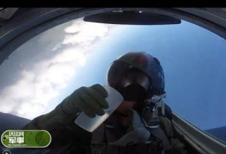 F16翻转时飞行员喝水一滴未洒 画面曝光