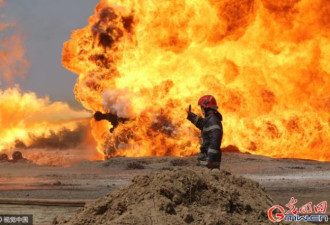 伊拉克油井火灾 连烧一个月仍未扑灭