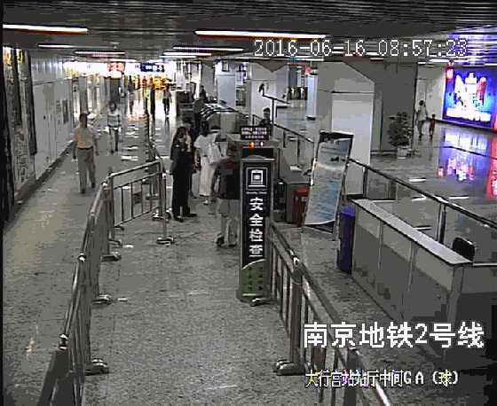 南京地铁女乘客扇男安检员耳光 安检员应声倒地