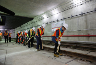 韦恩亲自打最后一钉 多伦多通旺市地铁延线完成铺轨